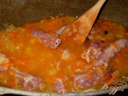 Добавляем мясо, обжариваем с овощами минут 5. Заливаем 1 стак. воды, солим, перчим, добавляем специи и варим под крышкой на небольшом огне минут 30., ориентируясь на сорт мяса.