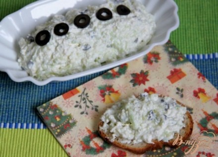 Сырный дип с маслинами и и огурцом