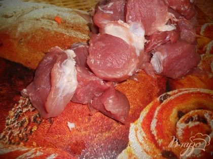 Вырезку нарезать на кусочки.Лук порезать кубиками, морковь нарезать кусочками, болгарский перец - соломкой, тыкву - кубиками, чеснок - мелкими пластиночками.