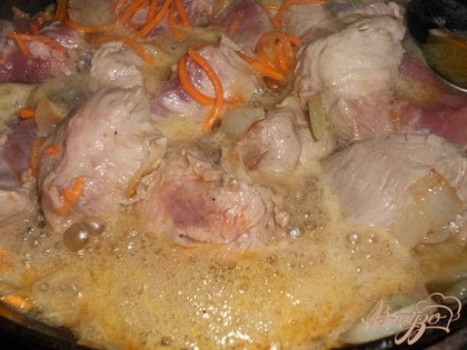 Кладем мясо на разогретую сковороду с маслом и начинаем обжаривать,добавить нашинкованный лук и морковь соломкой и жарим до испарения всей жидкости,чтобы выпарился алкоголь.