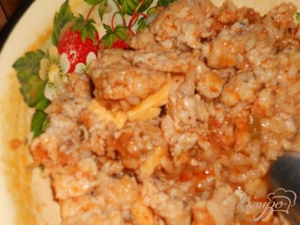 Куриное филе нарезать кусочками,обжарить на масле,посолить и поперчить по вкусу, добавить к курице рис и добавить стакан воды и тушить до готовности риса, остудить и смешать с сыром, нарезанный кубиками.