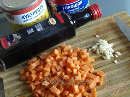 Морковь нарезаем мелкими кубиками,измельчаем чеснок.