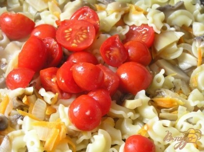 затем черри, разрезанные на половинки, посолить по вкусу. Тушить еще 3-5 минут