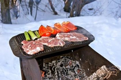  Мясо кладите на панель, когда она по-настоящему нагрелась. Иначе оно пристанет.