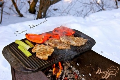 Мясо лучше солить уже почти готовым. Тогда оно будет сочным.