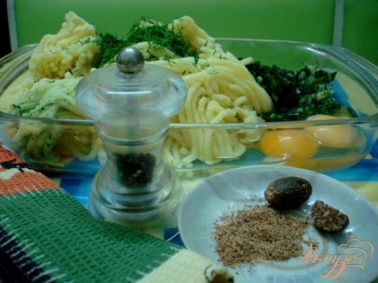 Картофель сварить и пропустить через мясорубку. К нему добавить: шпинат, укроп,яйца, мускатный орех, молотый чёрный перец, соль.