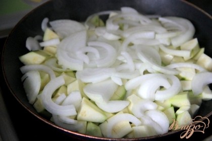 Лук нашинковать полукольцами и обжарить на растительном масле на склвороде, добавить кабачки и обжаривать 5-10 мин., помешивая. Накрыть крышкой и тушить ещё 5-7 мин.до мягкости, посолить.