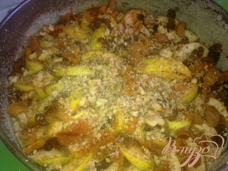 Затем посыпаем изюмом, курагой, орехами