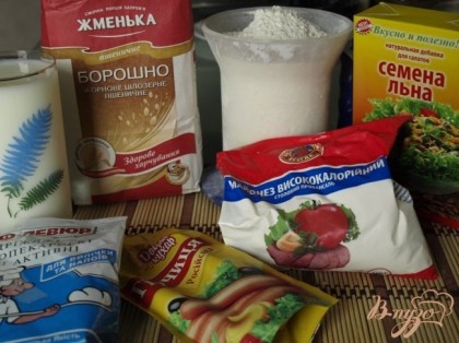 Продукты для приготовления хлеба: мука цельнозерновая жерновая пшеничная, мука пшеничная,семена льна, майонез, горчица, дрожжи, кислое молоко.