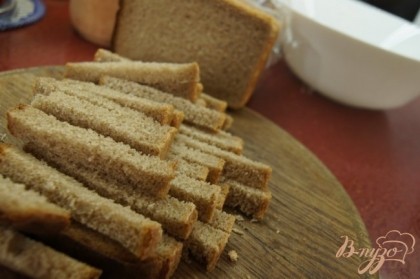 Нарезать хлеб произвольно (можно нарезать кубиками).