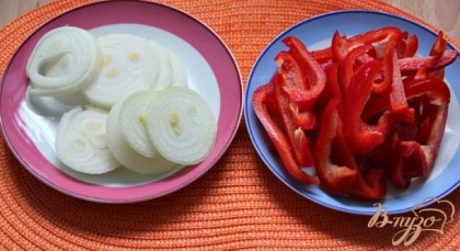 Лук нарезать кольцами, а перец - полосками.