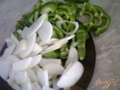 Порезала перец и лук полукольцом. К сожалению, у меня был перец только зеленого цвета, если бы еще красного! То блюдо было бы еще эффектней и ярче! Хотя вкус не изменился бы)))Так вот, порезала перц и лук, и все обжарила.