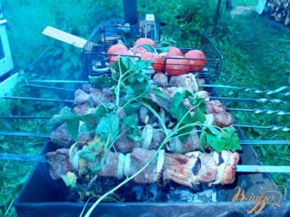 переворачиваем не снимая листву с мяса.