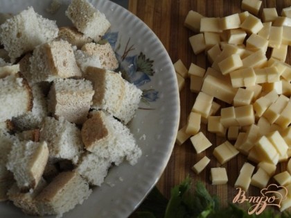 Нарезаем цуккини или кабачки тонкими ломтиками,складываем в кастрюльку,добавляем немного воды,солим и ставим на огонь на 5 минут,слегка притушиваем(до мягкости).Хлеб и сыр нарезаем мелкими кубиками,сыр немного меньше чем хлеб.