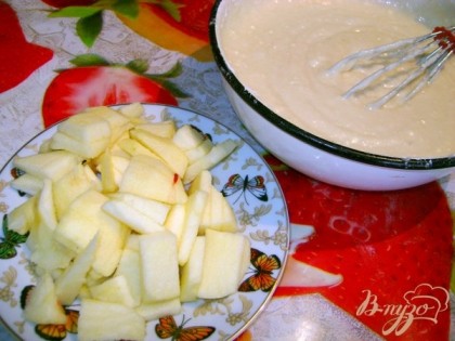 Яблоки нужно почистить от кожуры и нарезать небольшими кусочками-ломтиками.