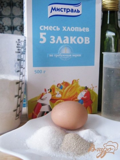 Вот этот набор продуктов нам понадобится для приготовления булочек.