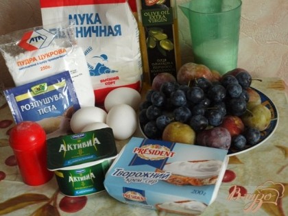 Подготовим продукты для пирога.Взбиваем яйца с сахаром и солью.Добавляем творожный сыр и йогурт.Всю массу хорошо взбиваем.Всыпаем просеянную муку с разрыхлителем и вливаем оливковое масло.Размешиваем.