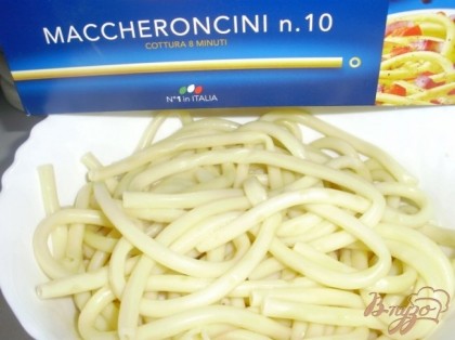 Отварить длинные толстые макароны и промыть.Для макарон марки Barilla - No.10.