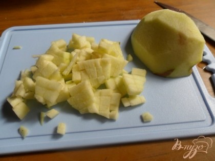 Яблоко вымыть, обсушить, нарезать мелкими кусочками.