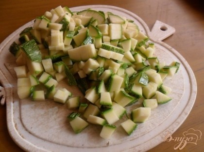 Цукини вымыть, обсушить и нарезать кубиками.