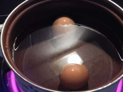 Отварить яйца и дать им остыть