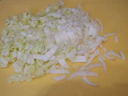 Порезать листья салата соломкой
