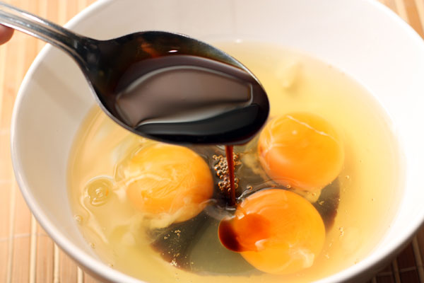 Яйца смешайте с соевым соусом и рисовым уксусом (можно взять также сакэ). Если соус соленый, добавьте чуть-чуть сахара (треть чайной ложки), а если сладкий, то можно немного посолить.
