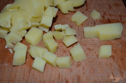 Картофель отварить в мундире, очистить и нарезать кубиками.