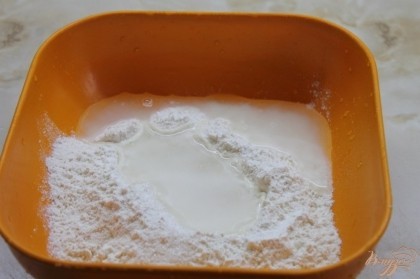 Готовим очень простое тесто для чебуреков. Для этого соединить муку с водой добавить соль и сахар и хорошо перемешать.