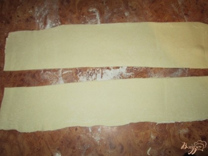 Слоеное тесто разморозить.Разрежьте каждый лист на три части вдоль линий сложения. Раскатайте каждую полоску теста примерно до 50 см длиной.