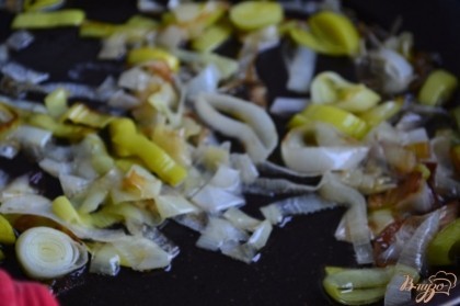Порей нарезать и обжарить на сковороде на оливковом масле в течении 5-7 минут.