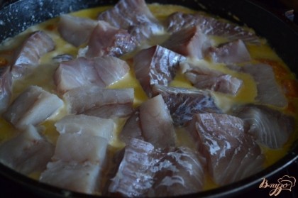 Выложить в сковороду. Рыба приготовиться очень быстро, 5 минут хватит.