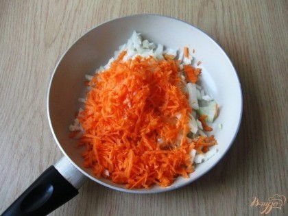 Морковь и репчатый лук чистим, моем. Лук режем мелкими кубиками, а морковь трем на  терке. Подсолнечное масло наливаем  в сковороду, кладем морковь с луком. Тушим на небольшом огне 10 минут.