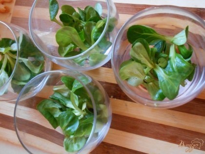 В стеклянные стаканы или в любую посуду, в которой вы будете подавать коктейль, выкладываем салатные листья.