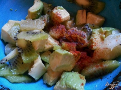 Нарезаем авокадо и  грейпфрукт мелким кубиком, киви- полукружочками, добавляем к ним перец-чили, паприку и соль. Хорошо перемешиваем ингредиенты.