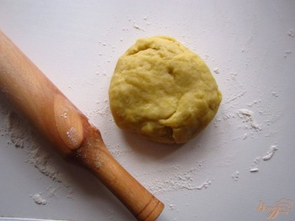 Сделаем песочное тесто на растительном масле. В миске смешайте в крошку муку с растительным маслом. Добавьте кефир, 0,5 ч.л соли, яйцо, перемешайте. В конце добавьте соду погашенную уксусом и замесите тесто.