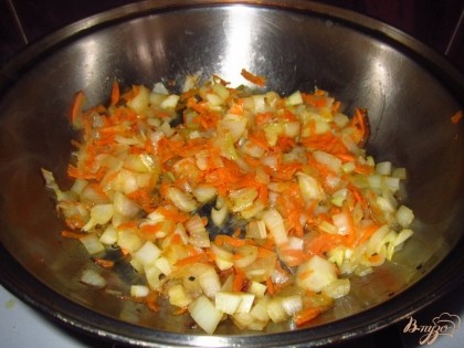 Лук с морковью, посолить и обжарить до полуготовности.