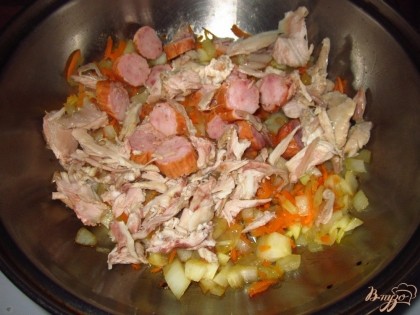 Потом добавьте мясо и сосиски, приправить базиликом и жарить минуты 3. Начинку немного охладить.