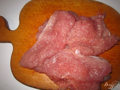 Мясо свинины нарезать на куски и отбить.