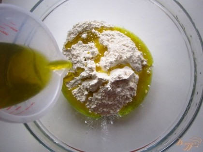 В миску всыпьте муку, соль или сахар, смотря какое вы будете делать тесто. Влейте растительное масло, перемешайте.