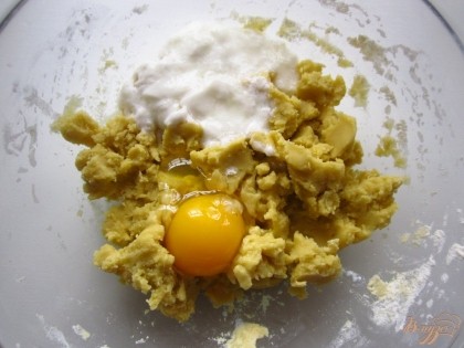 Потом добавьте яйцо и кефир, снова разомните тесто. Если тесто будет жидковатым добавьте еще пол стакана муки.