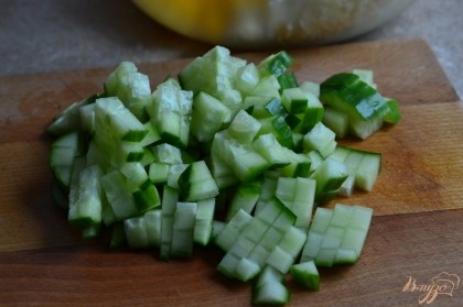 Свежий огурец нарезать мелко и добавить к салату.