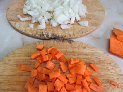 Лук с морковью нарезать кубиком.