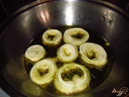 Луковые кольца обмакните в кляр и жарьте на среднем огне на сковороде с антипригарным покрытием до золотистой корочки .