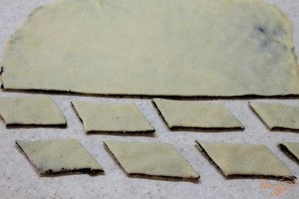 Затем, раскатываем вторую часть теста и кладем сверху на мак. Тесто с маком разрезаем на небольшие кусочки и выкладываем на противень, покрытый пекарской бумагой.