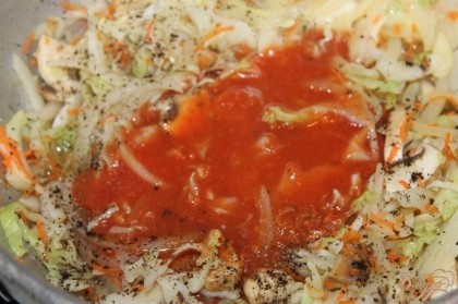 Когда овощи достаточно обжарились добавить томатный сок и специи по вкусу, тушить до полной готовности.