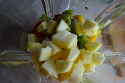Яблоко и киви почистить от кожуры и нарезать. Добавить к фруктам . Взбивать до гладкой текстуры.