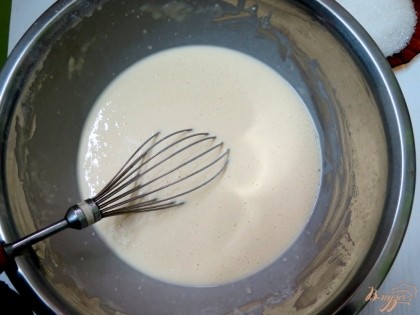 Из яиц, молока, воды, муки, растительного масла, ванильной эссенции, первых шести компонентов, делаем тесто.