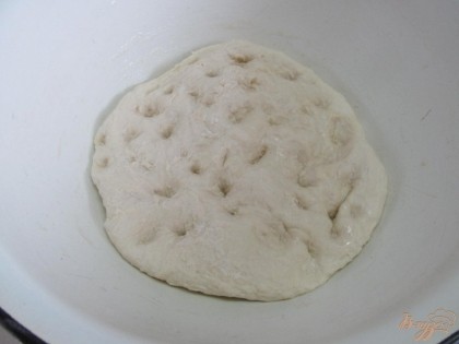 Смажем миску маслом и выложим тесто. Накроем крышкой и поставить в теплое место на час.