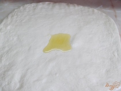 Налить оливковое масло и руками распределить масло по всей поверхности.
